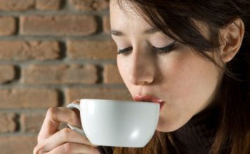 Hãy thay mỹ phẩm đắt tiền bằng… cà phê!