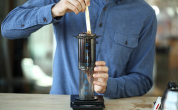Pha chế bằng Aeropress theo công thức Filip Kucharczyk – Quán quân WAC 2016